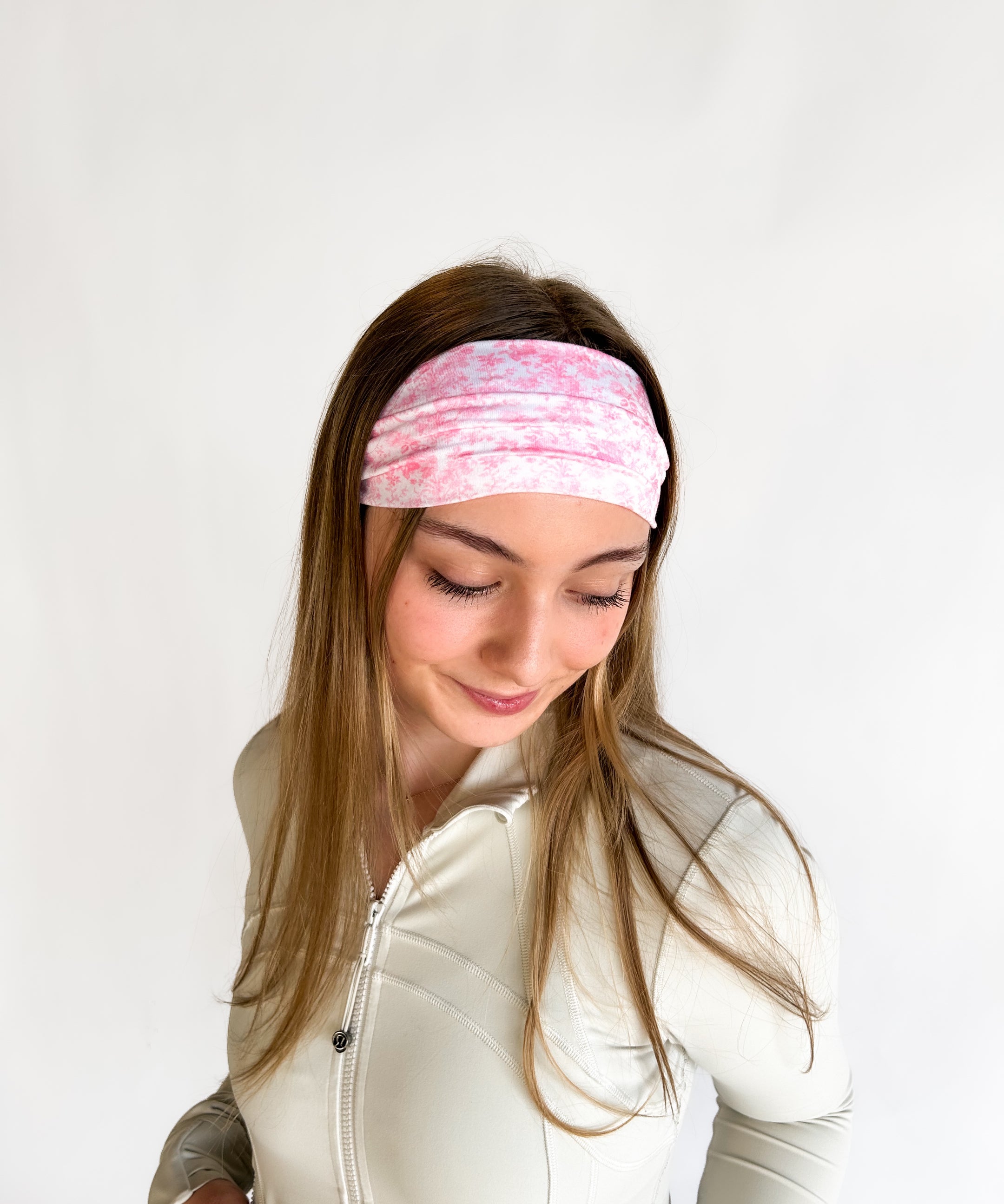 Woman with long hair wearing a Mia Floral on Ivory headband, showcasing its versatile 3-in-1 twist style and non-slip style perfect for workouts.