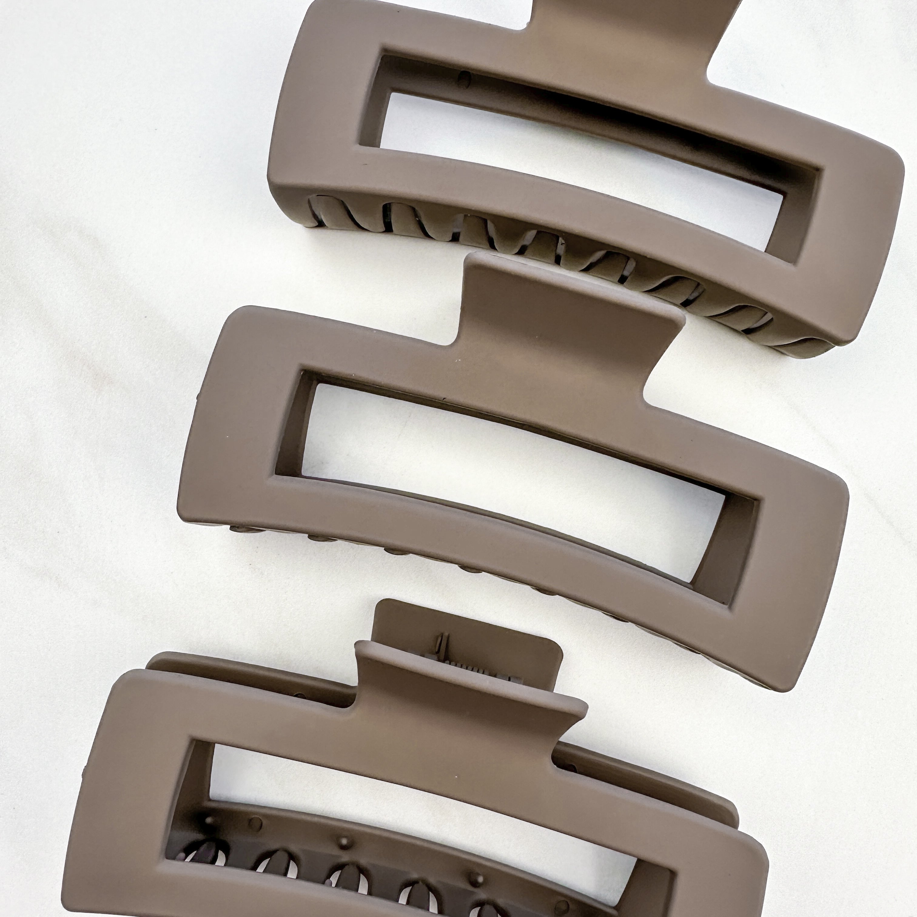 A close-up of the mocha XL Essential Lilac Clip, a 4.8-inch matte hair accessory with a hinge closure. Perfect for all hair types.