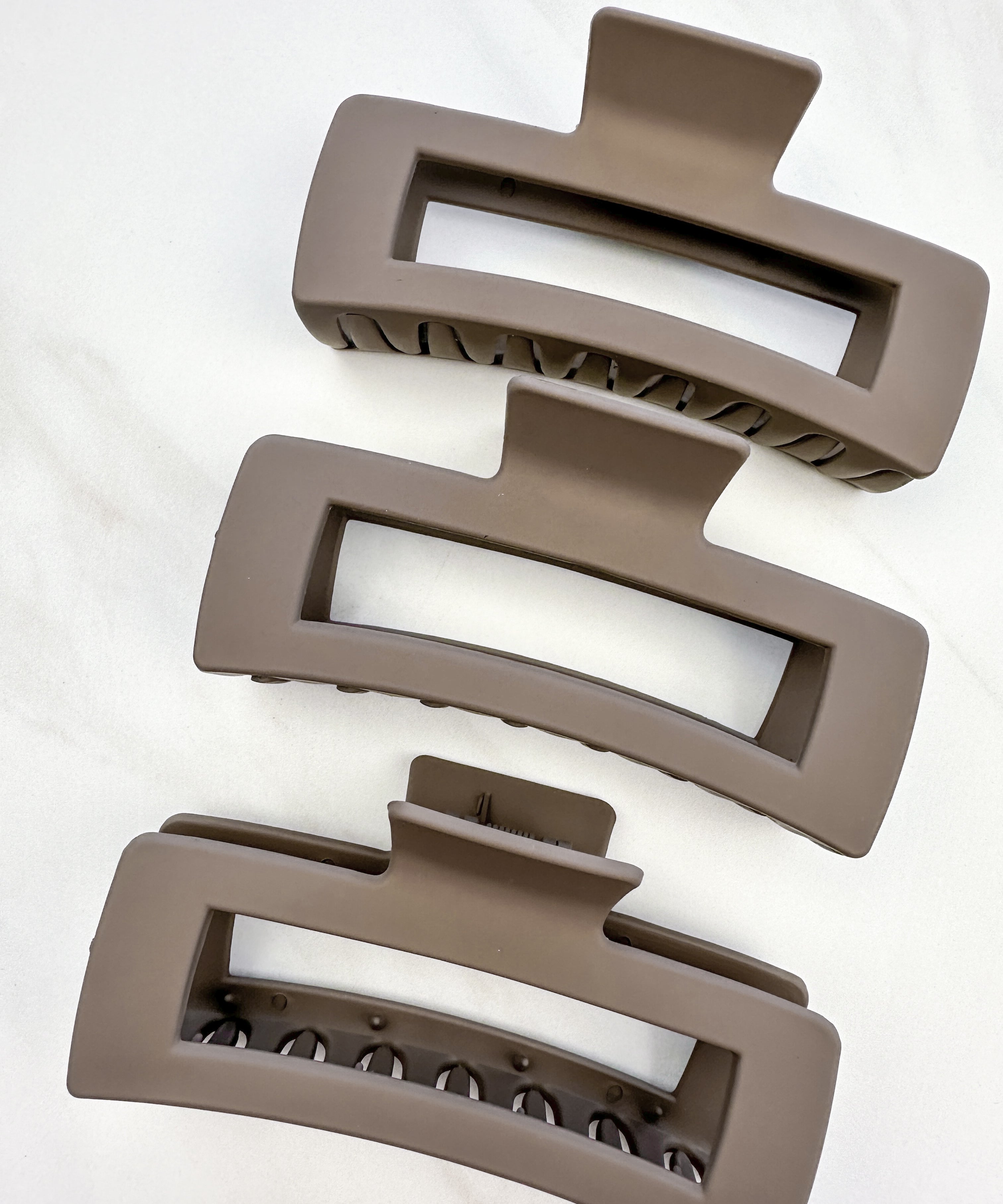 A close-up of the mocha XL Essential Lilac Clip, a 4.8-inch matte hair accessory with a hinge closure. Perfect for all hair types.