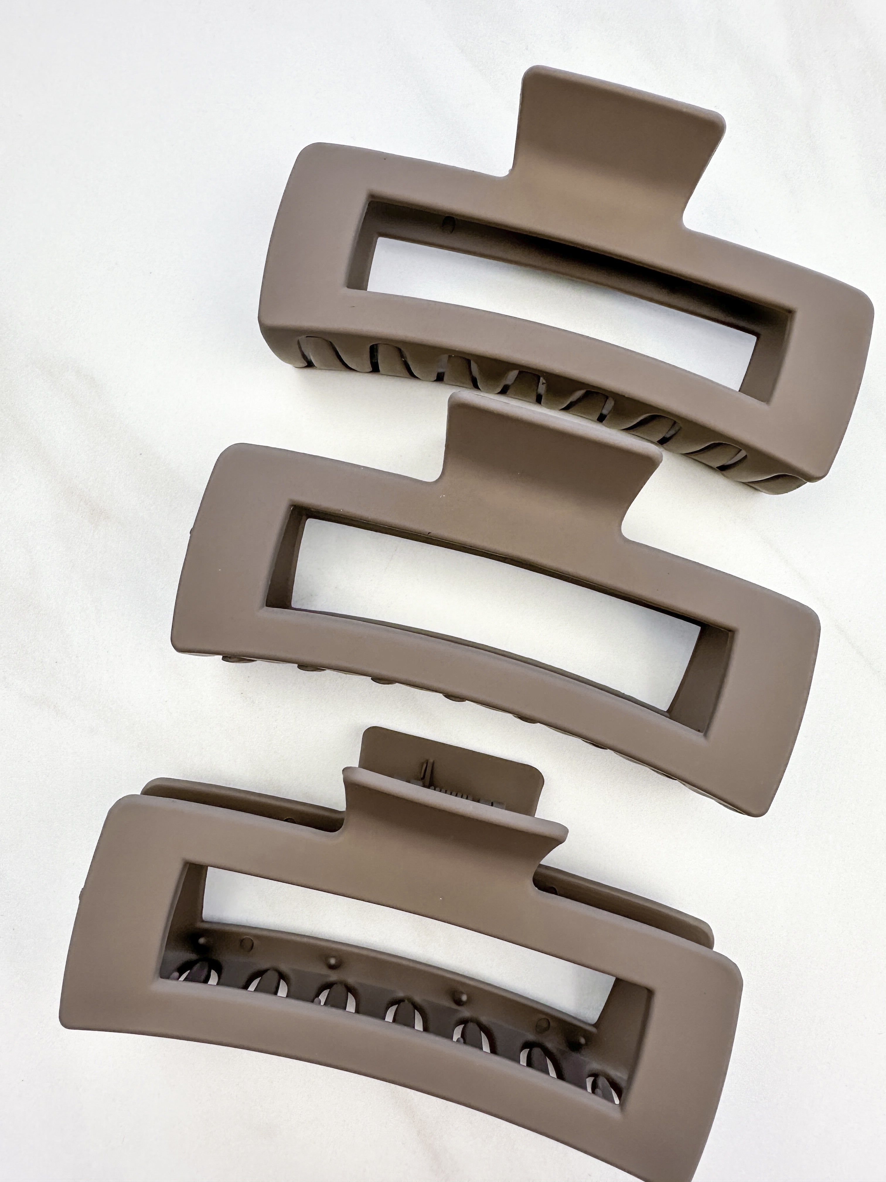 A close-up of the mocha XL Essential Lilac Clip, a 4.8-inch matte hair accessory with a hinge closure. Perfect for all hair types.