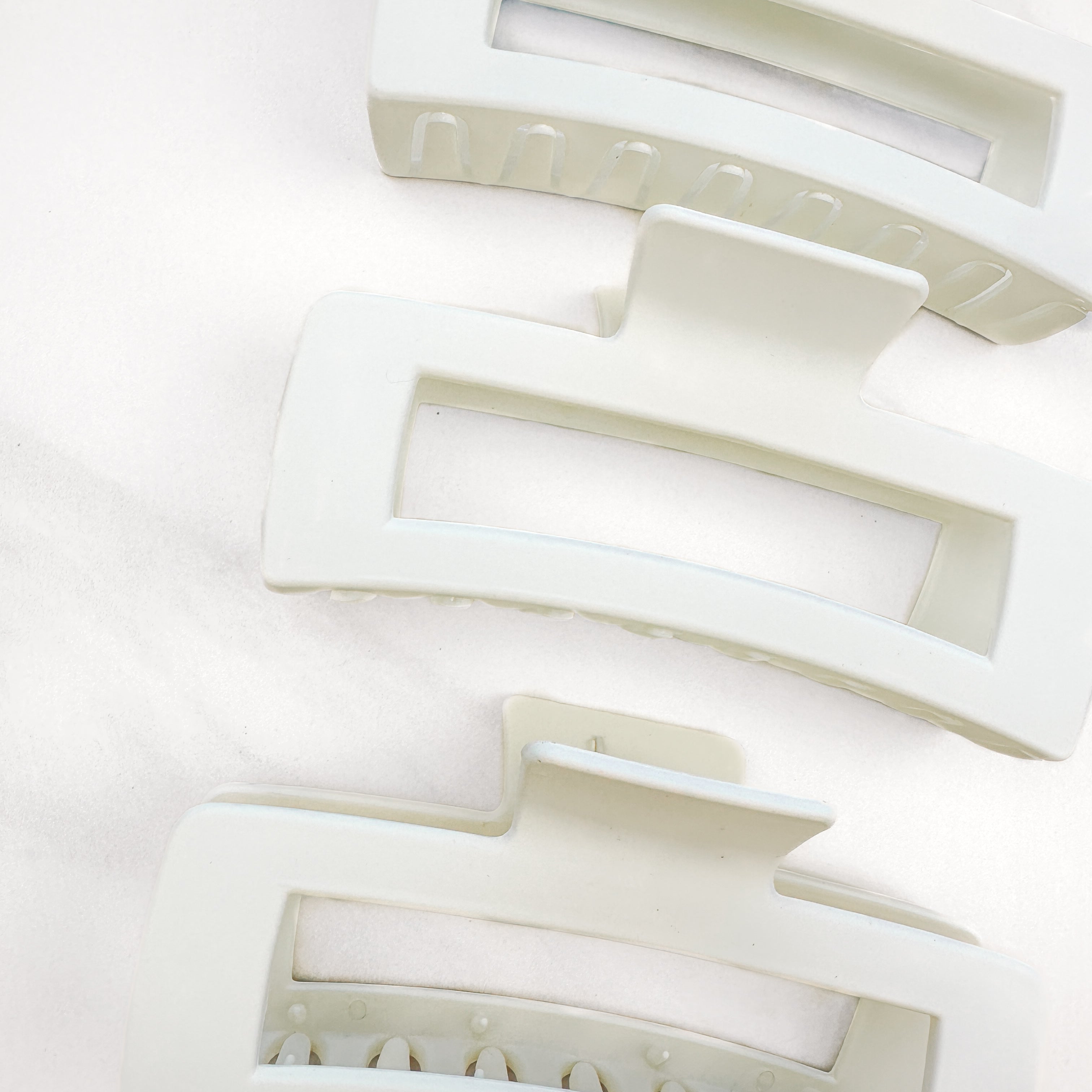 A close-up of the white XL Essential Lilac Clip, a 4.8-inch matte hair accessory with a hinge closure. Perfect for all hair types.