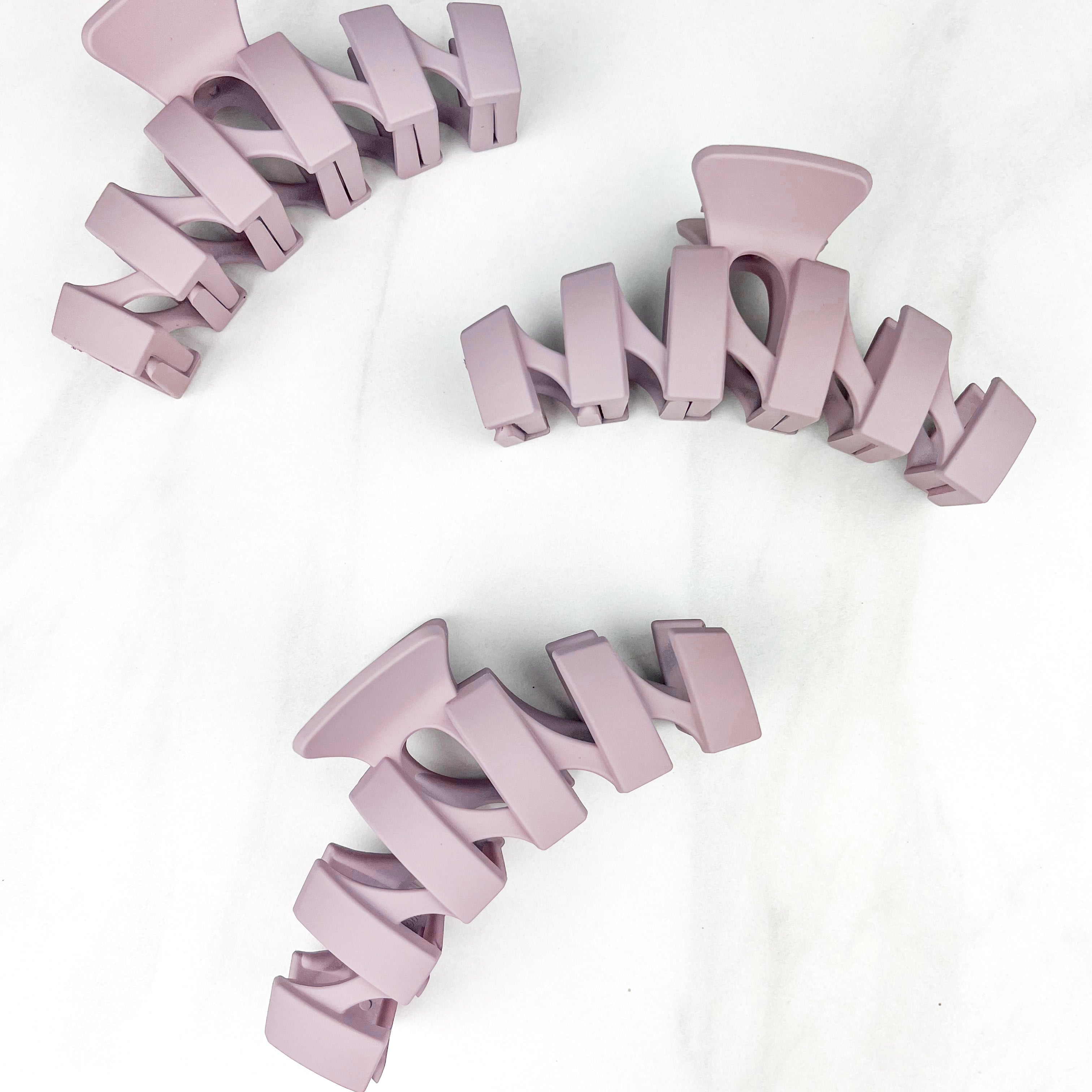 Hair claw clip in sage, mocha, tan, mauve or black in zig zag shape.