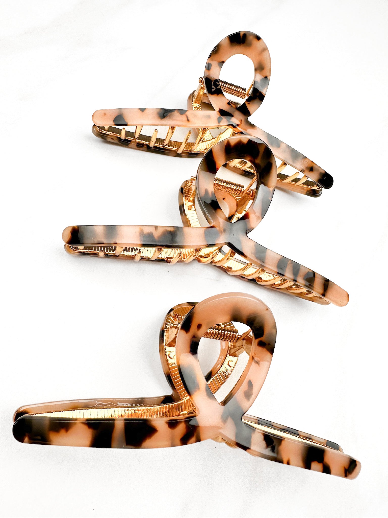 Hair claw clip in marbled white, clear, pink, multi or tortoise in a loop shape