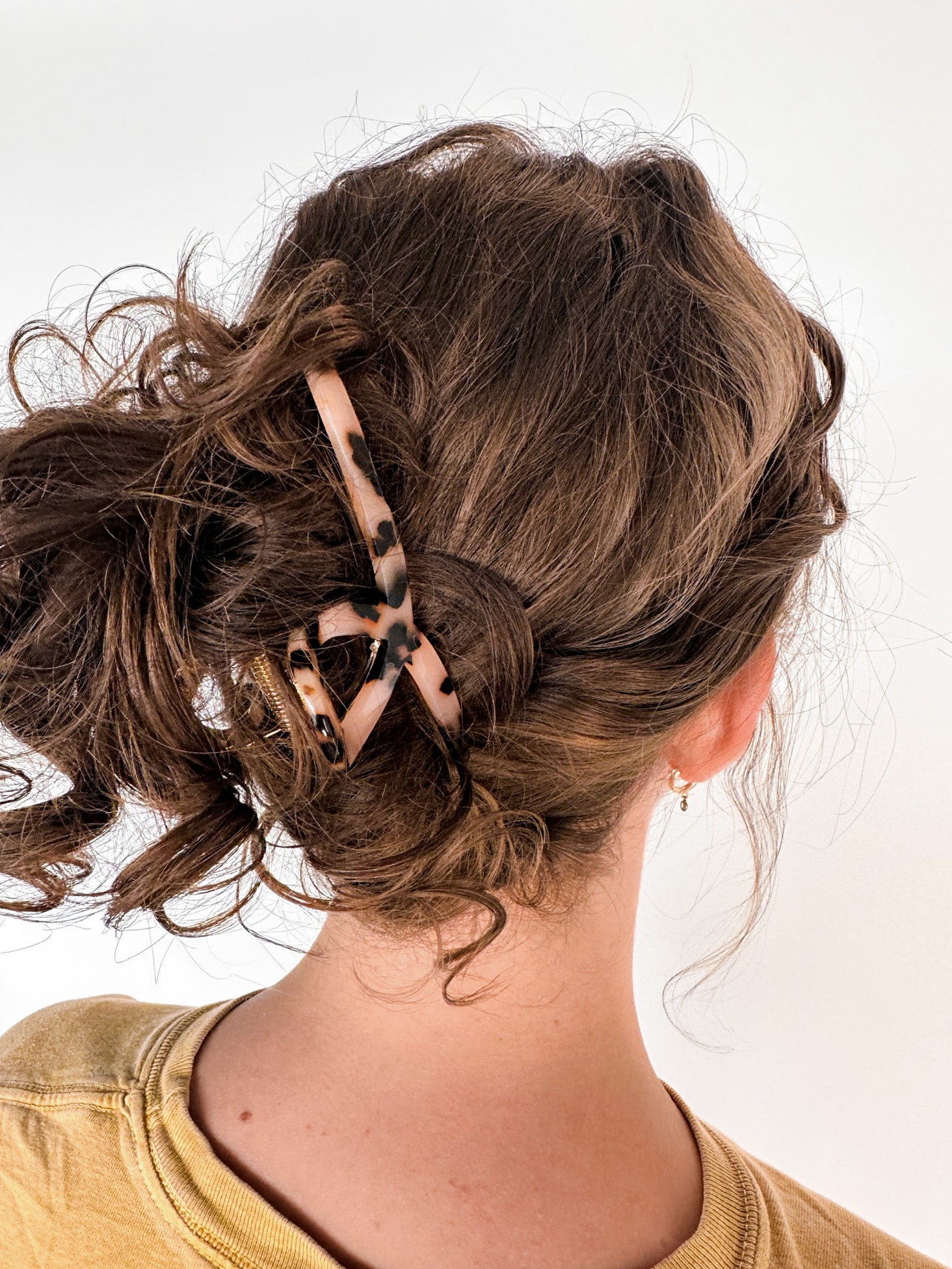 Hair claw clip in marbled white, clear, pink, multi or tortoise in a loop shape