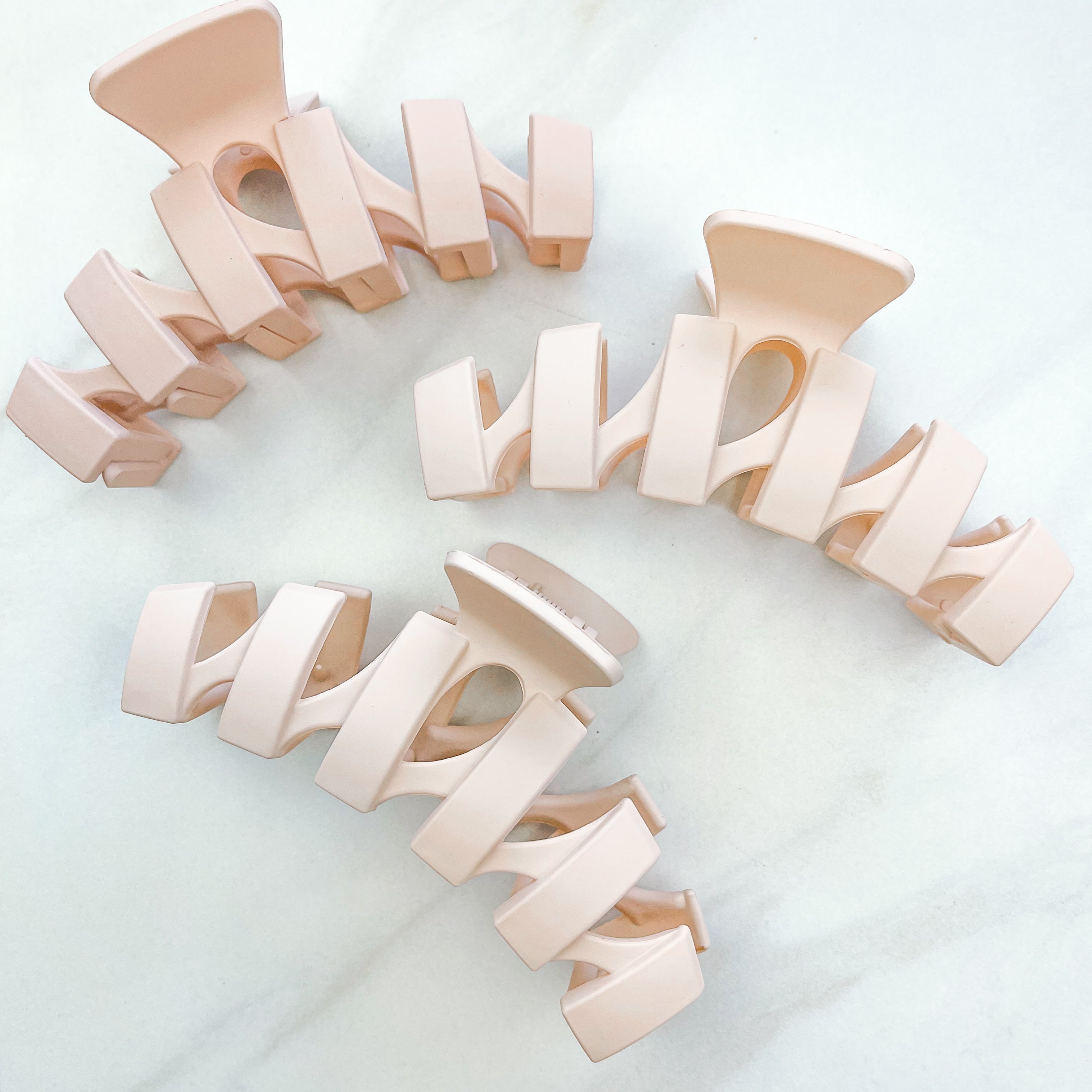 Hair claw clip in sage, mocha, tan or black in zig zag shape.