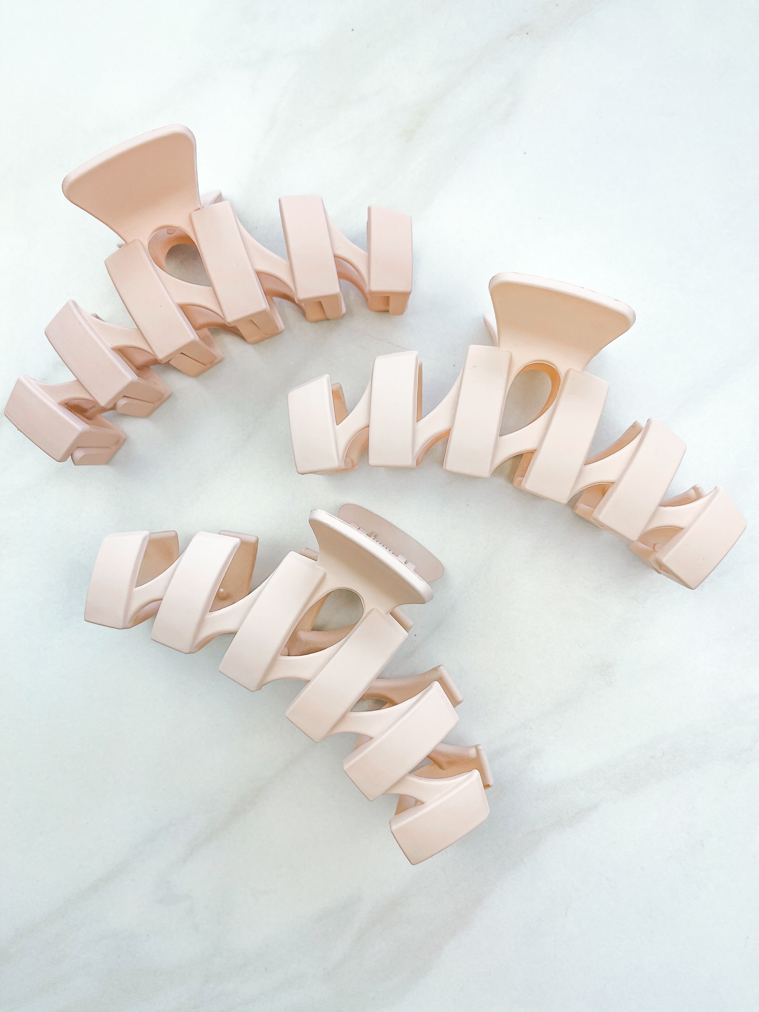 Hair claw clip in sage, mocha, tan or black in zig zag shape.