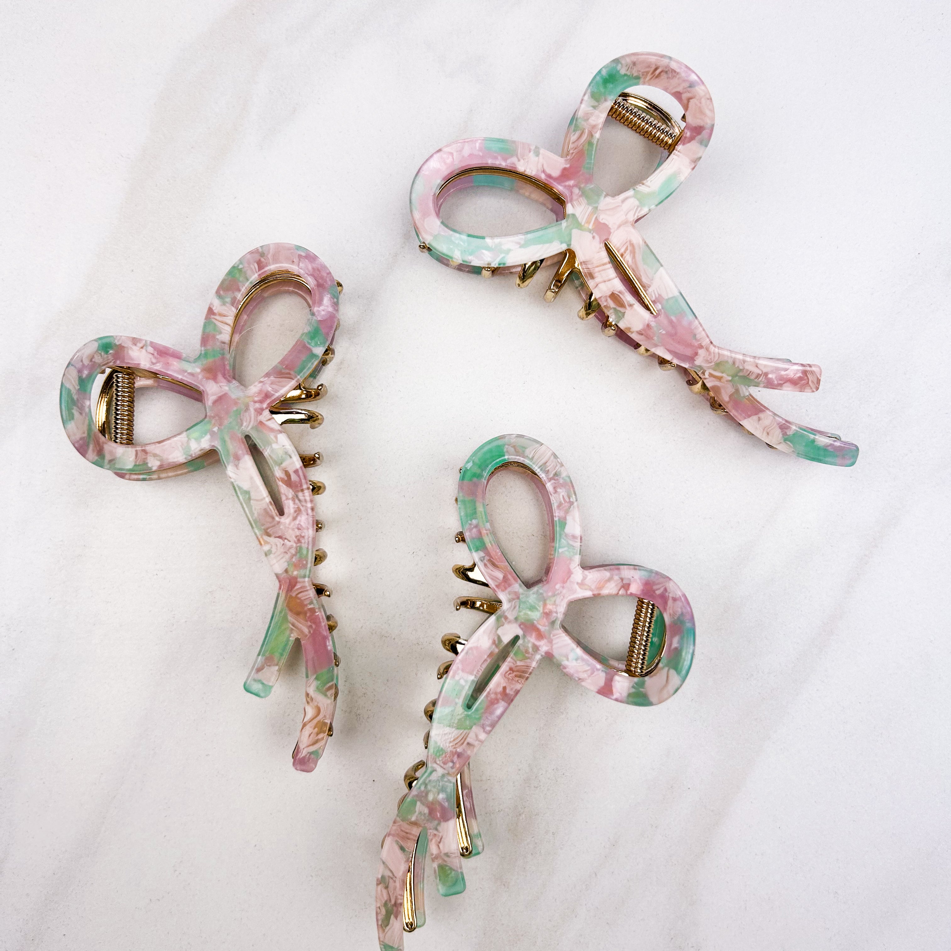 Spill the Tea Lilac Clip: A glossy, 5.5-inch claw clip with metal accents, featuring a hinge closure for a stylish, functional hair accessory.